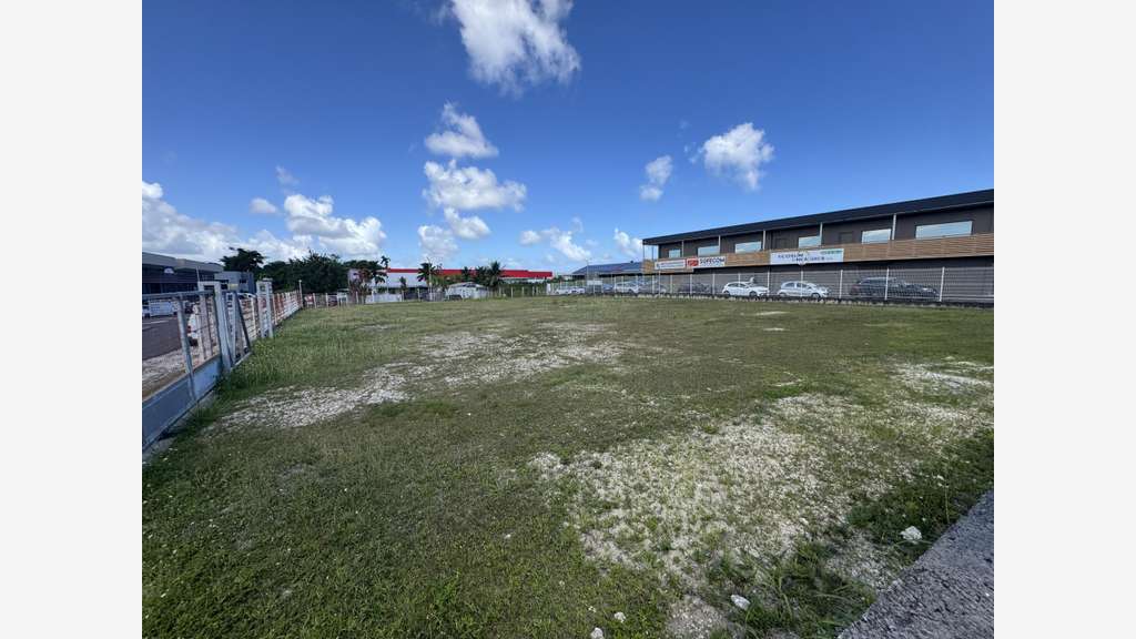 A louer terrain plat clôturé 1761m² à Baie-Mahault