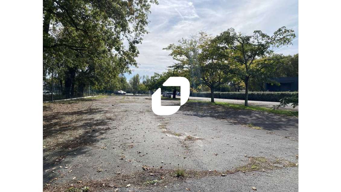 Au sein du parc d'activité du Courneau et à proxim