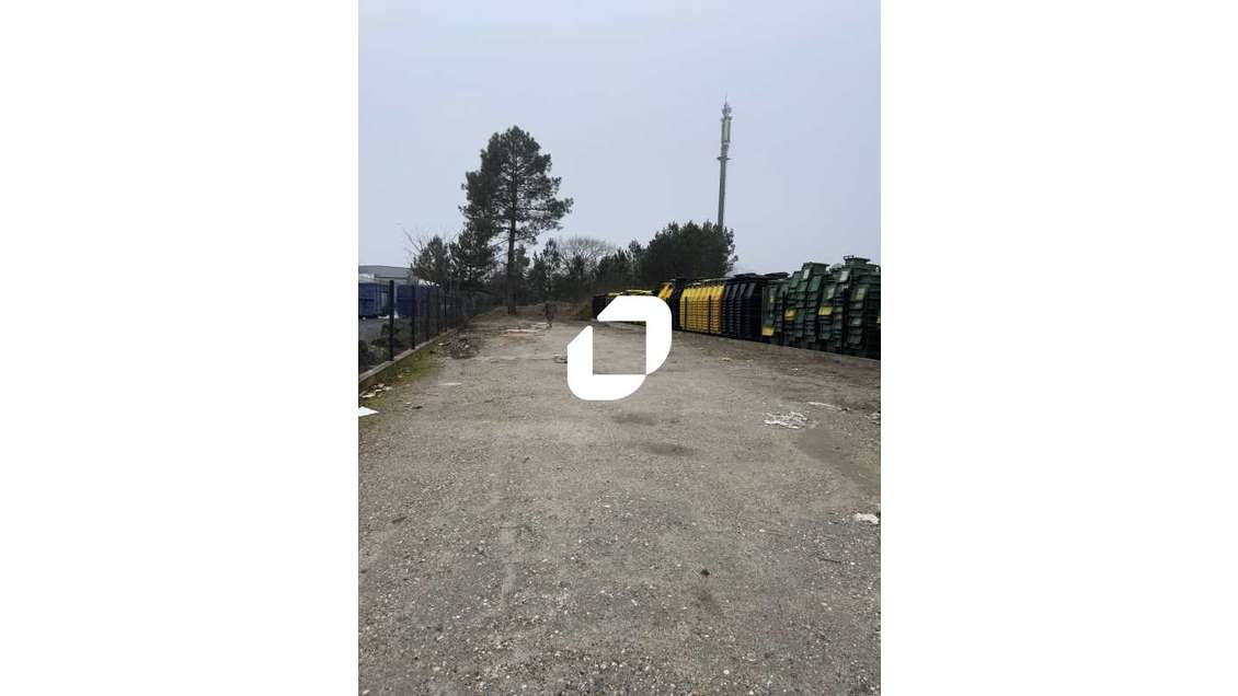 A proximité immédiate de la D1250 axe principal en