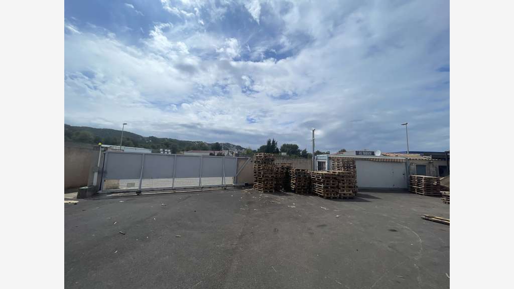 Terrain à Louer 2500m² à Chateauneuf les Martigues