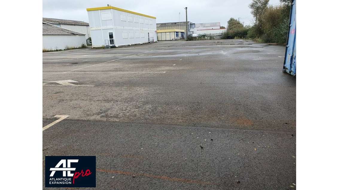 Terrain 2025m² avec bureaux 200m² à louer Donges