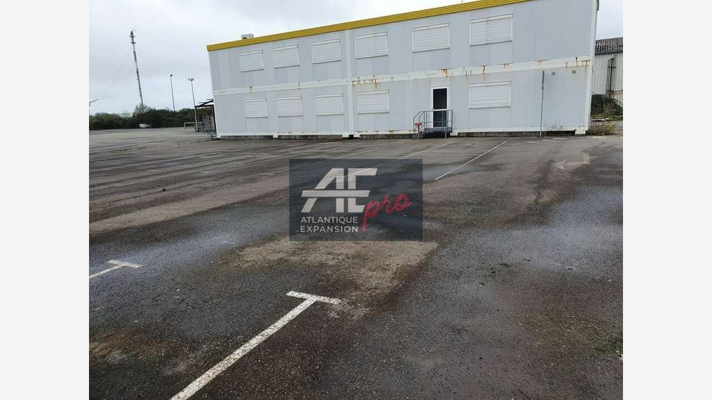 Loue terrain indus 2500m² avec sanitaires à Donges