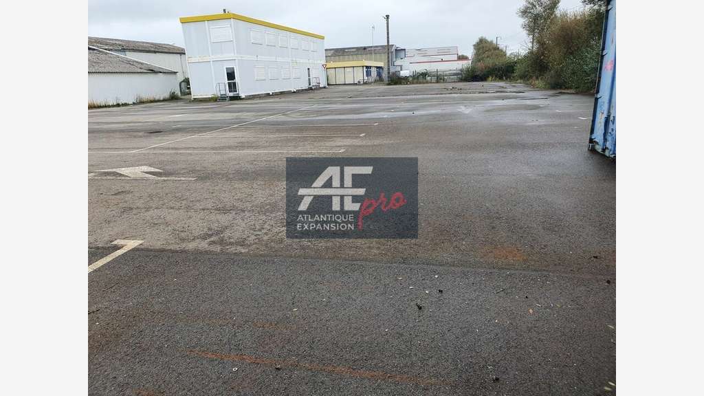 Loue terrain indus 2500m² avec sanitaires à Donges