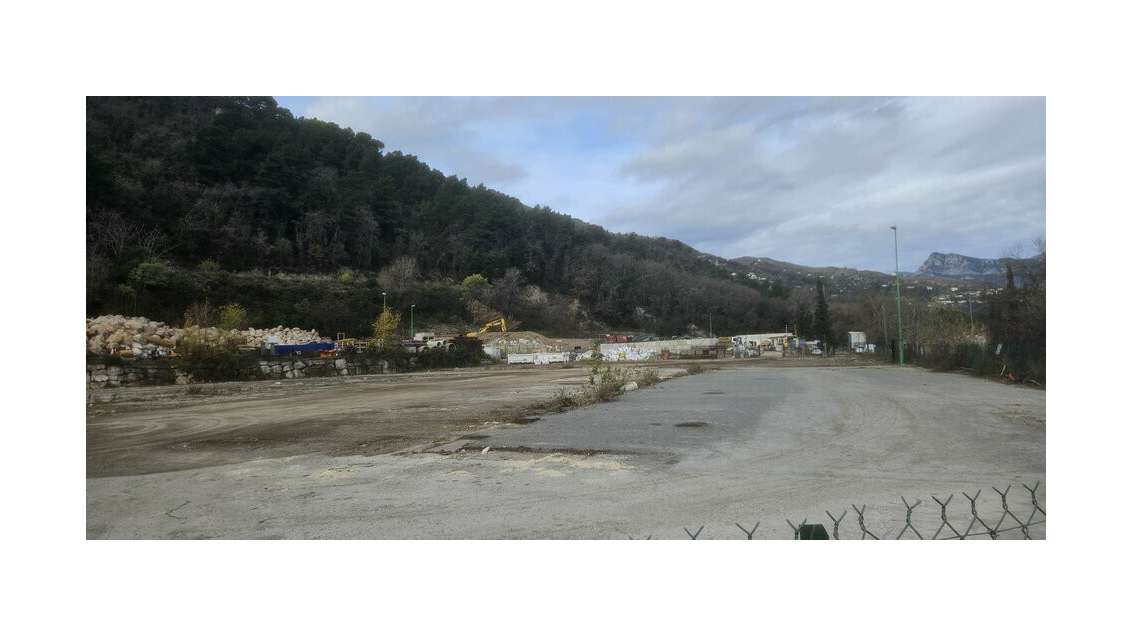 Terrain nu de 8000m² à louer en ZA le Broc