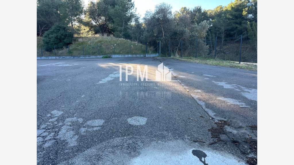 A louer terrain 3000m² + bureau à Martigues