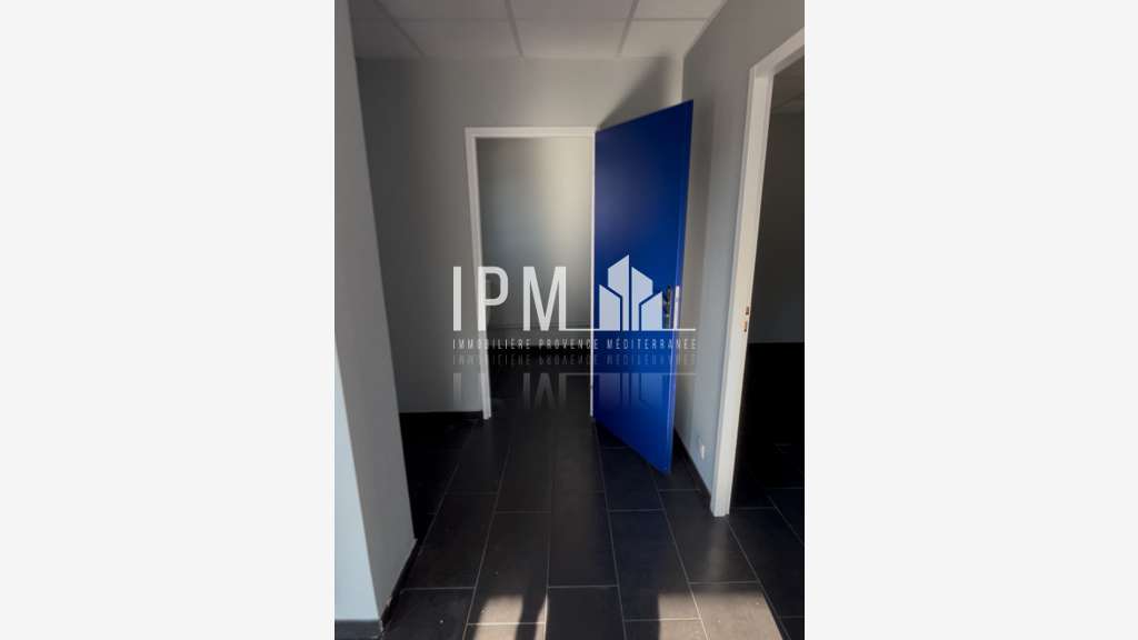 A louer terrain de 800m² + bureau à Martigues