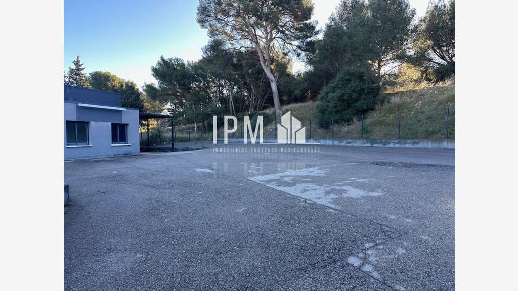 A louer terrain de 800m² + bureau à Martigues
