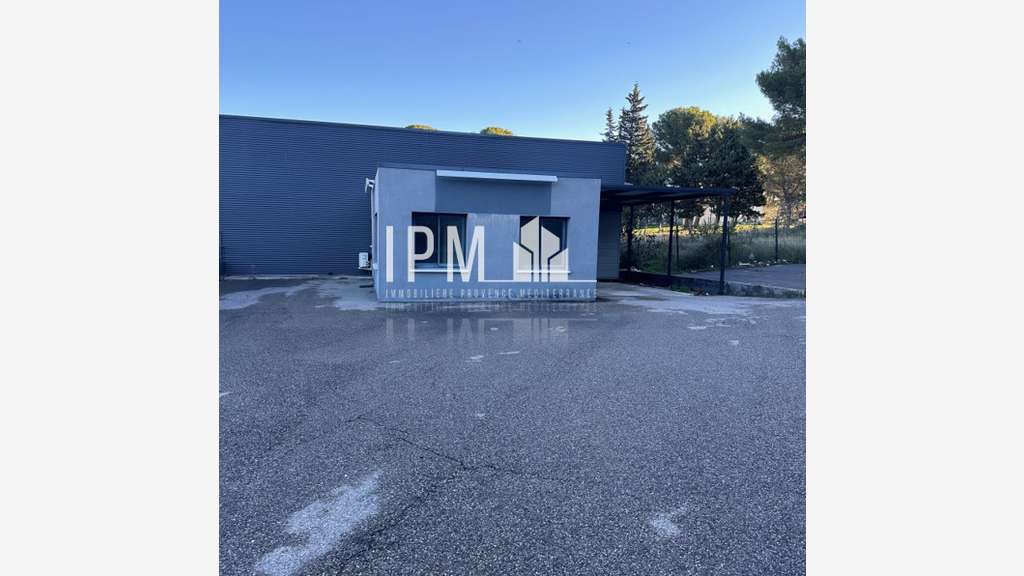 A louer terrain de 800m² + bureau à Martigues