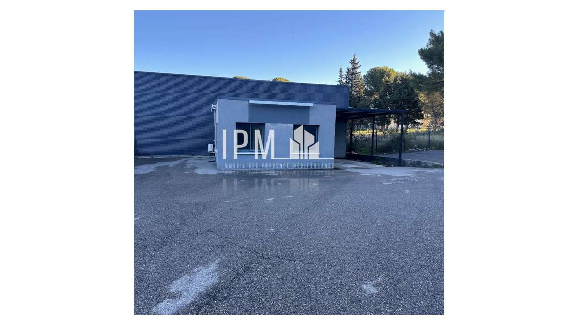 A louer terrain de 800m² + bureau à Martigues