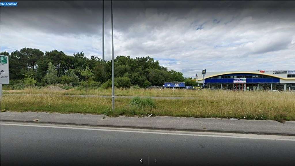 A louer terrain 400m² à Mérignac axe très passant