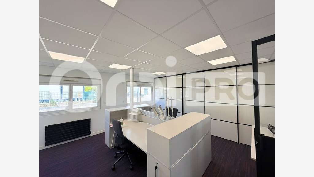 A louer terrain 3602m² + bureaux 130m² à Octeville
