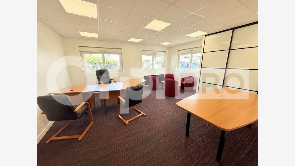 A louer terrain 3602m² + bureaux 130m² à Octeville