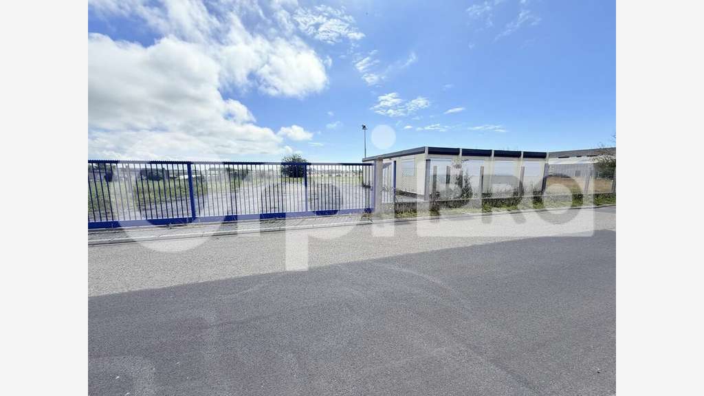 A louer terrain 3602m² + bureaux 130m² à Octeville