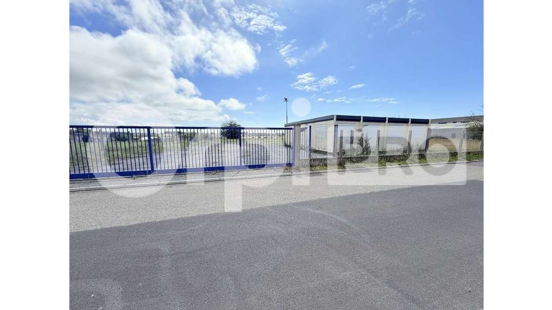 À LOUER Terrain de 3 602 m² + 130 m² de bureaux