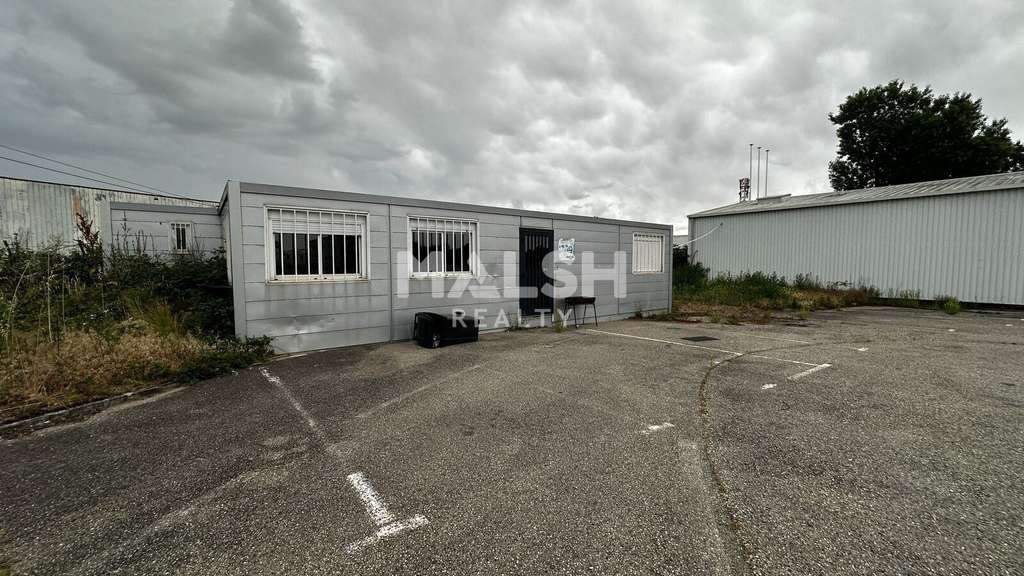 Terrain aire stockage goudronnée 19218m² St Priest