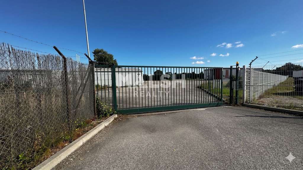 Terrain aire stockage goudronnée 19218m² St Priest