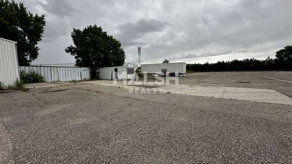 Terrain aire stockage goudronnée 19218m² St Priest
