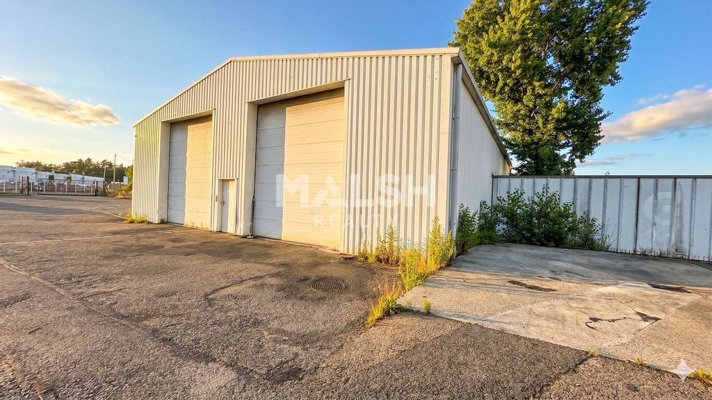 Terrain aire stockage goudronnée 19218m² St Priest