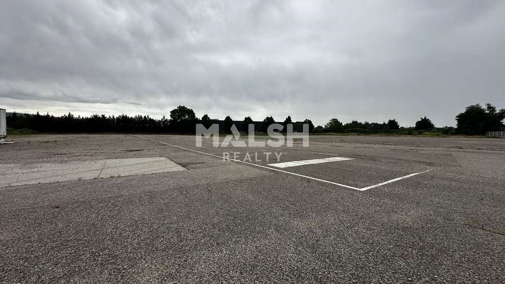 Terrain aire stockage goudronnée 19218m² St Priest