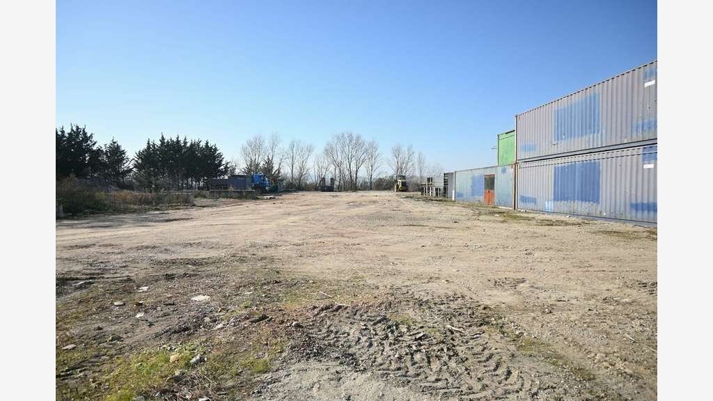 A louer terrain 3000m² sécurisé Ternay accès A7