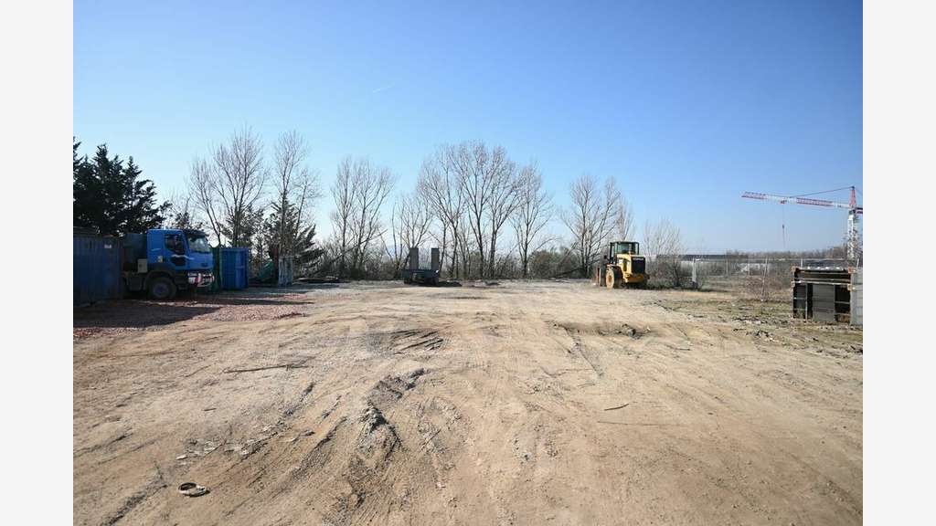 A louer terrain 3000m² sécurisé Ternay accès A7