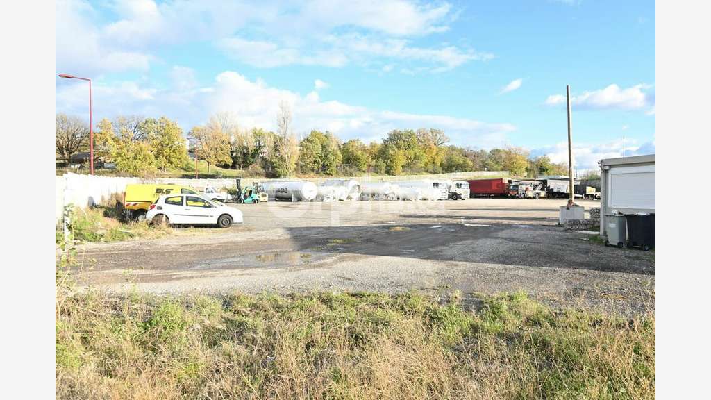 A louer terrain 4000m² sécurisé à Ternay accès A7