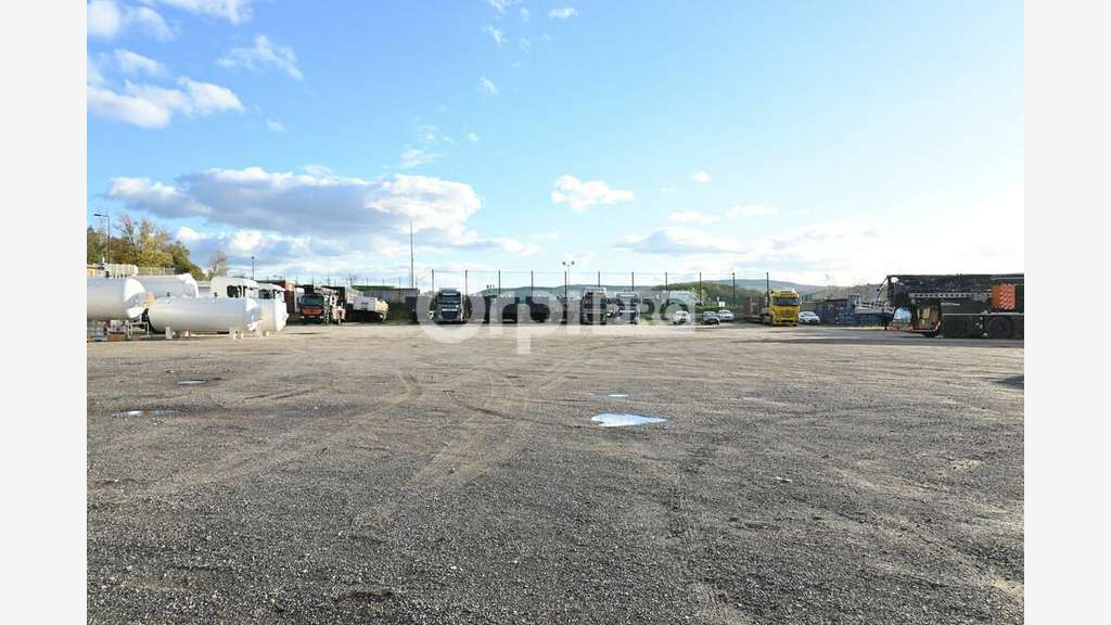 A louer terrain 4000m² sécurisé à Ternay accès A7