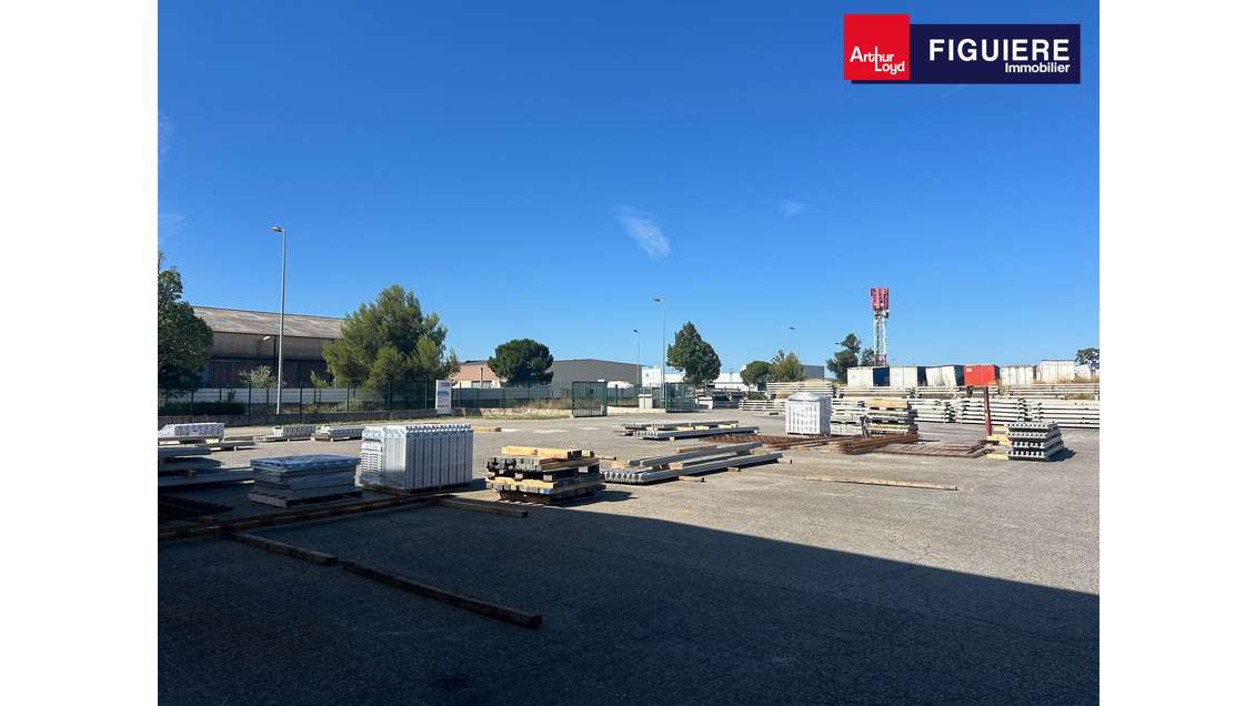 A louer terrain clos et bitume 2000m² à Vitrolles