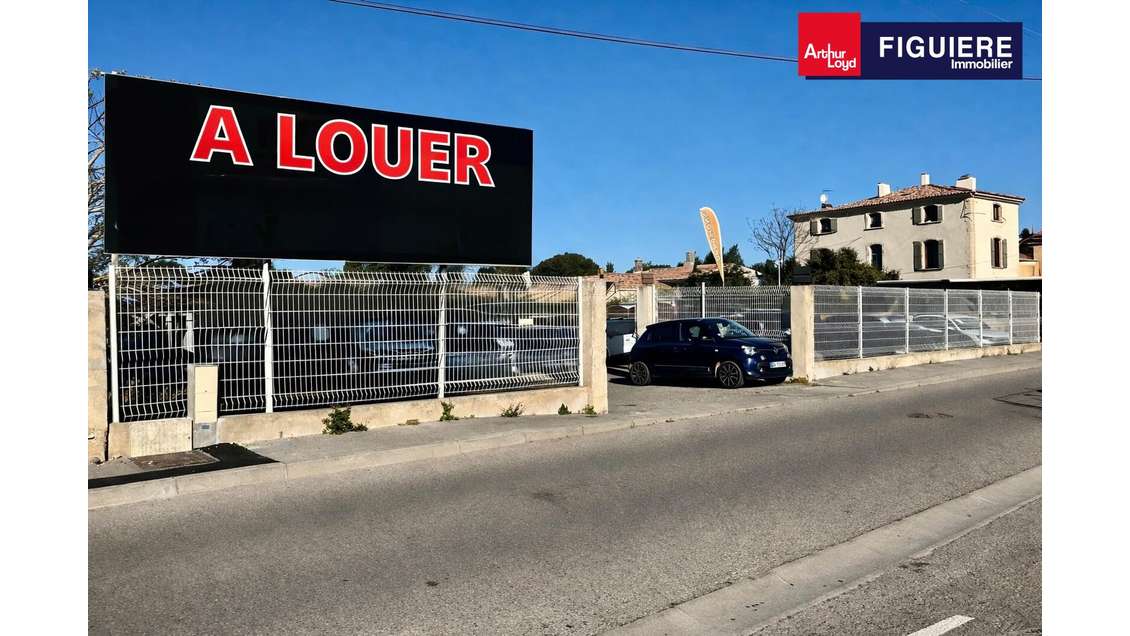 En exclusivité terrain enrobé avec bâti à louer