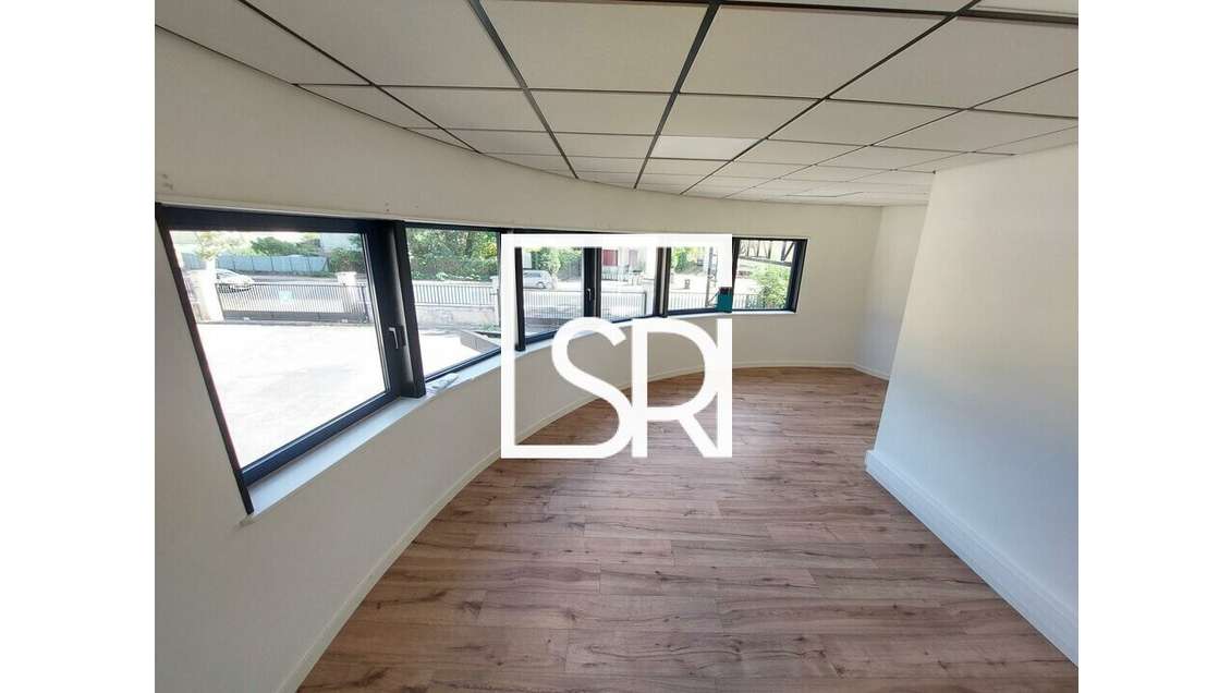 A louer bureau rénové 125m² sur 2 niveaux à Thiers