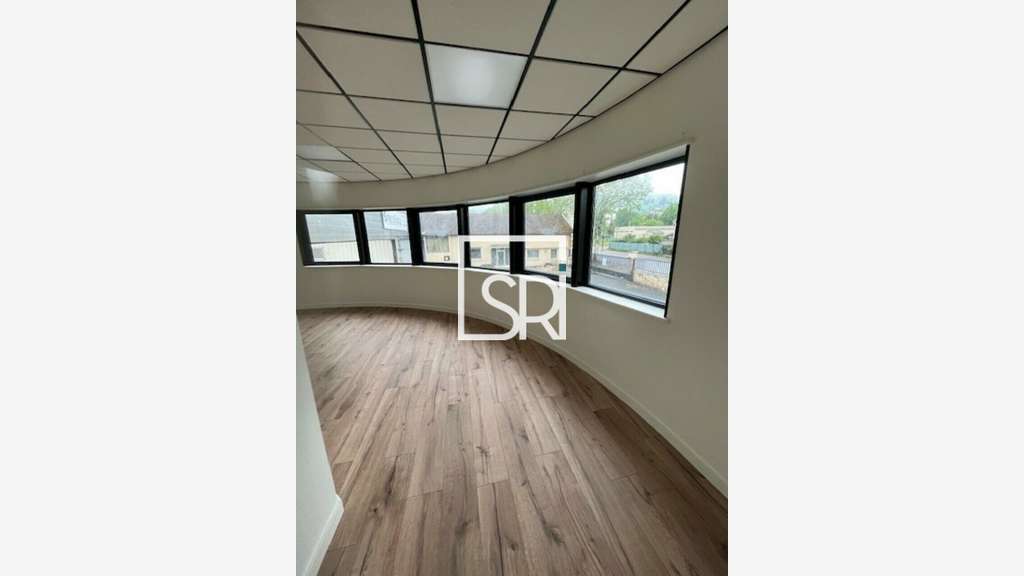 A louer bureau rénové 125m² sur 2 niveaux à Thiers