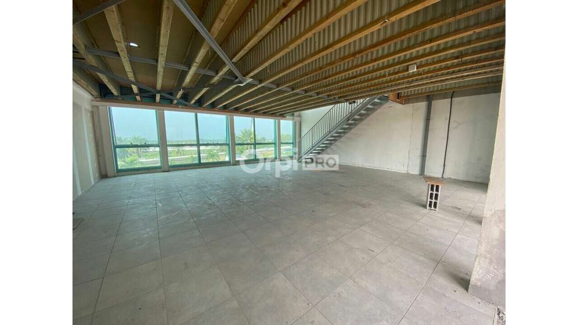 A louer local commercial 184m² empl N°1 à Ducos