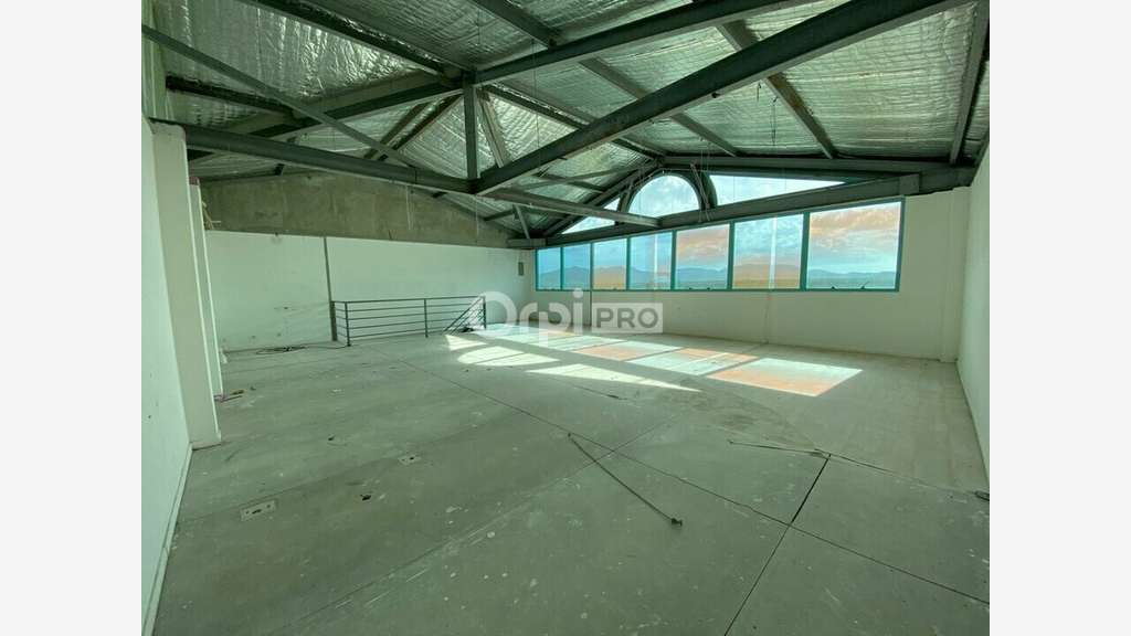 A louer local commercial 184m² empl N°1 à Ducos