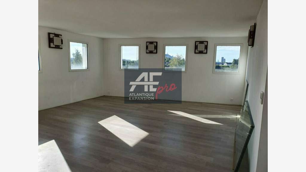 Bureaux de 169m² à louer au 1er étage à Trignac