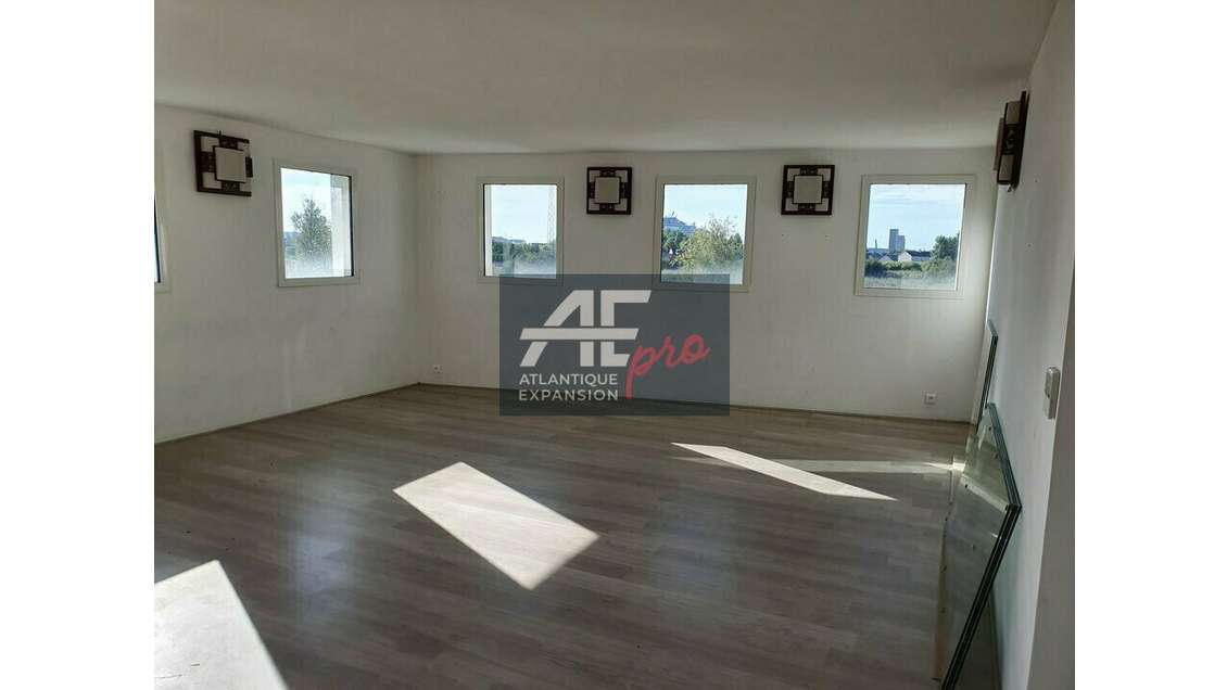 Bureaux de 169m² à louer au 1er étage à Trignac