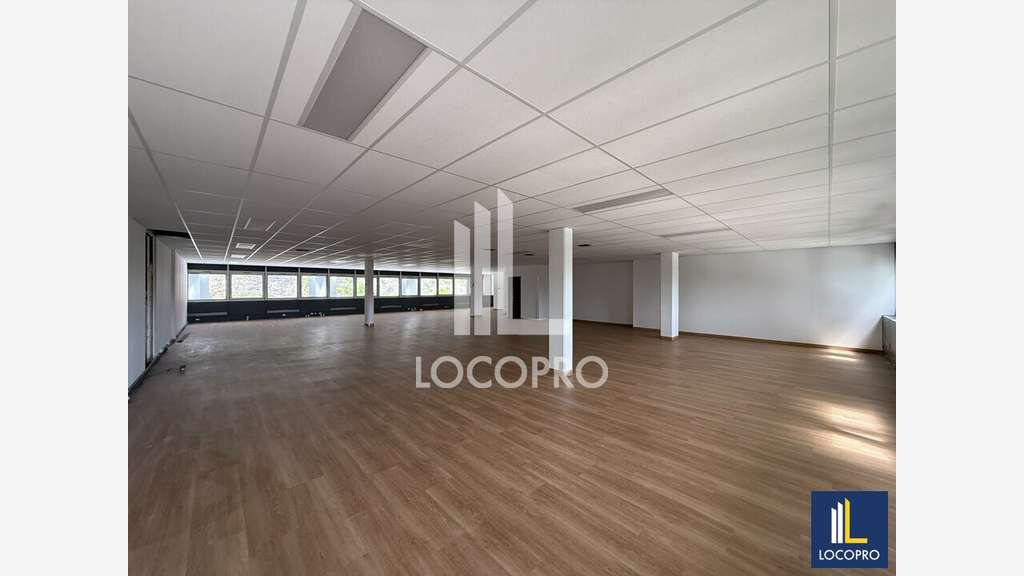 Bureaux de 615m² à louer au 1er étage à Valbonne