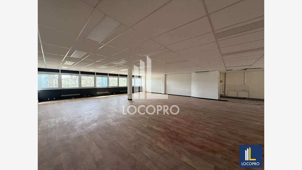 Bureaux de 615m² à louer au 1er étage à Valbonne
