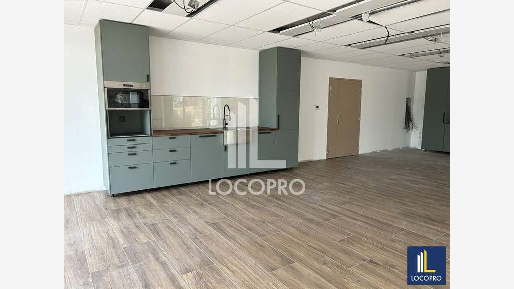 Bureaux de 615m² à louer au 1er étage à Valbonne