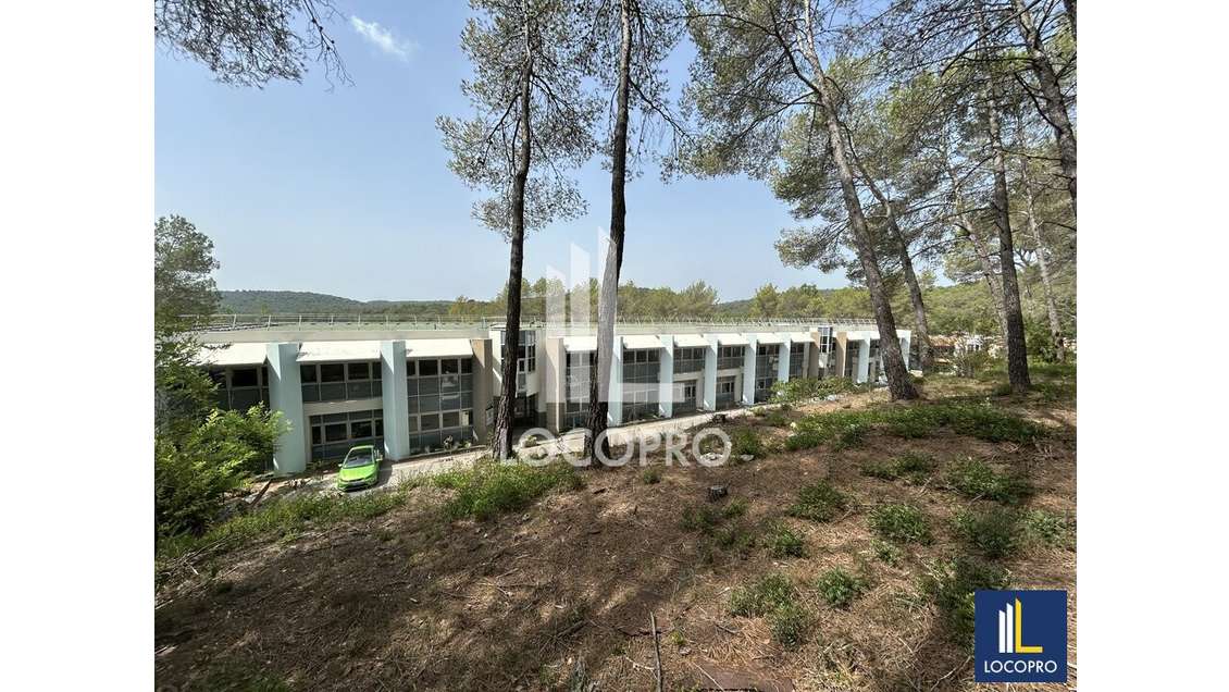 Bureaux de 615m² à louer au 1er étage à Valbonne