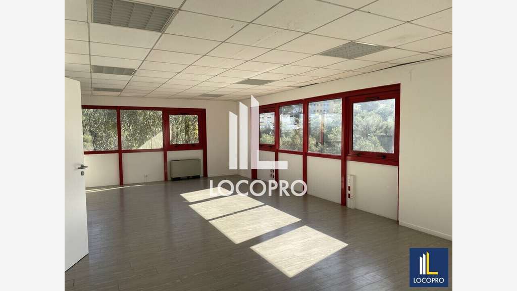 Bureaux lumineux de 426m² à louer à Vallauris