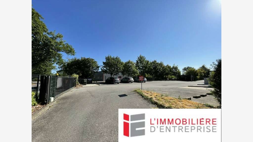 A louer bâtiment 1800m² sur 3817m² à Vannes Ouest