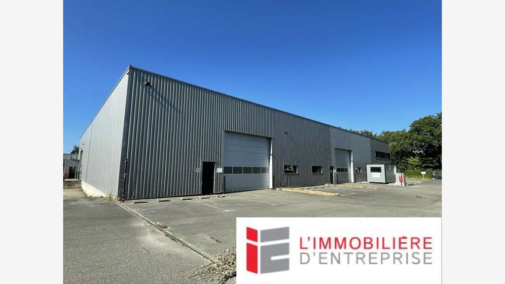 A louer bâtiment 1800m² sur 3817m² à Vannes Ouest