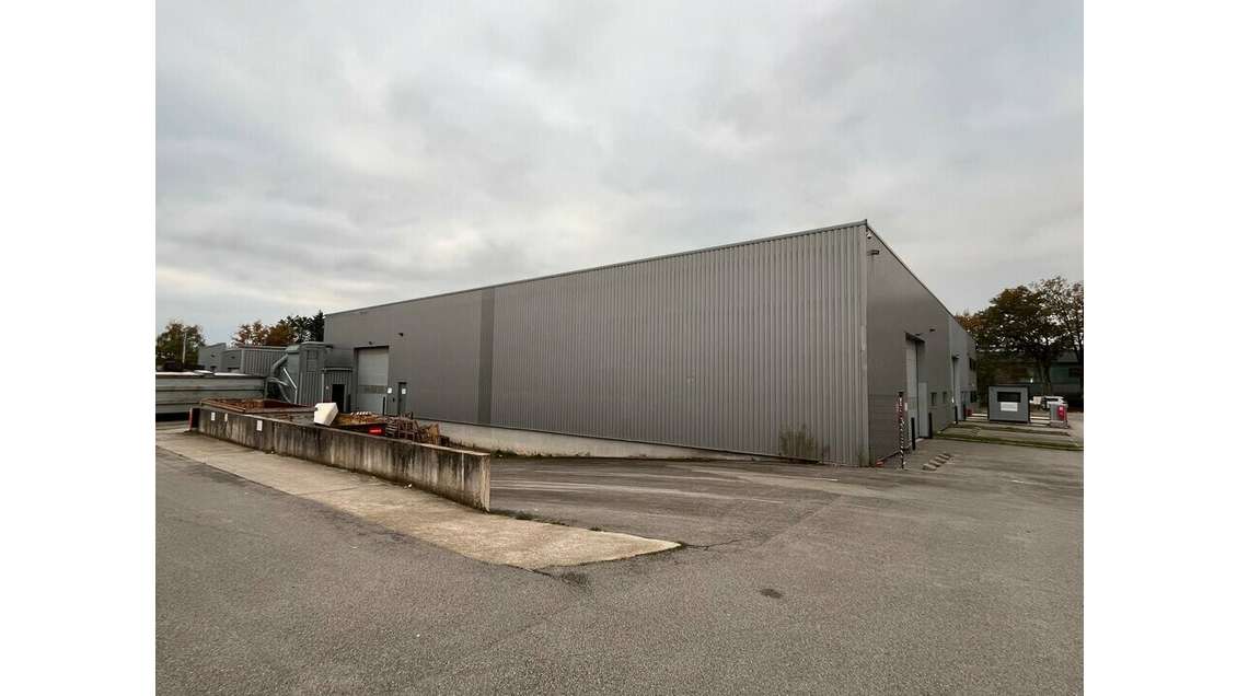 A louer bâtiment 1800m² sur 3817m² à Vannes Ouest