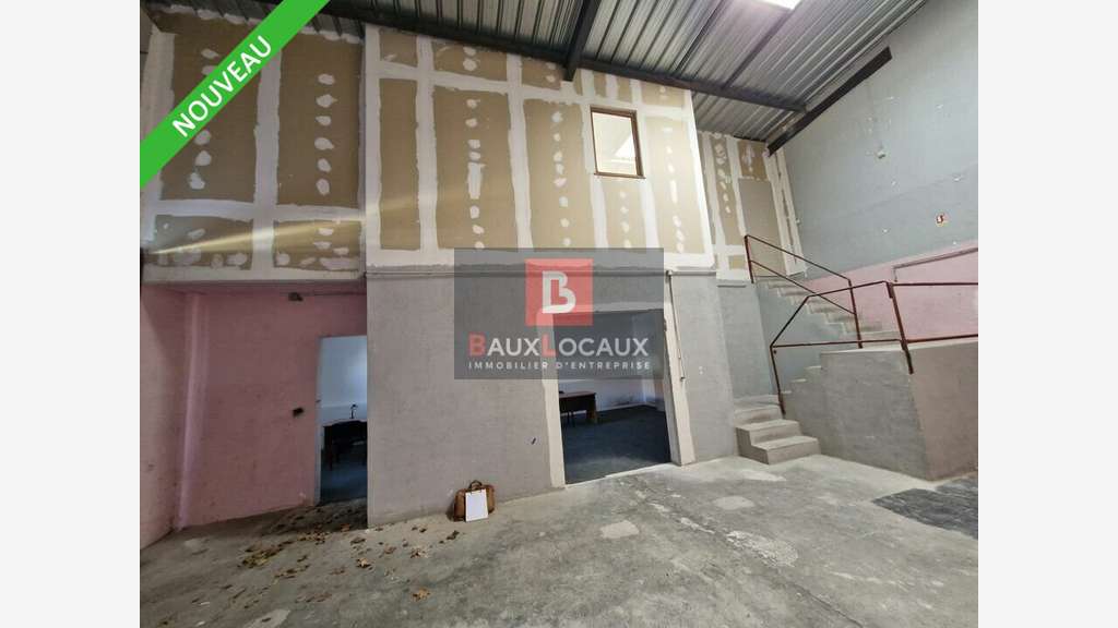 A louer local de 125 m² Venelles empl stratégique