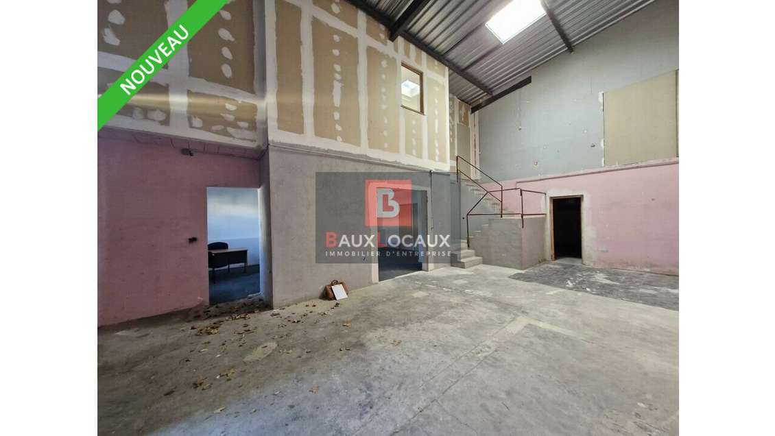 A louer local de 125 m² Venelles empl stratégique