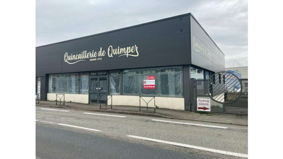 A louer local 390m² visibilité + station. Quimper