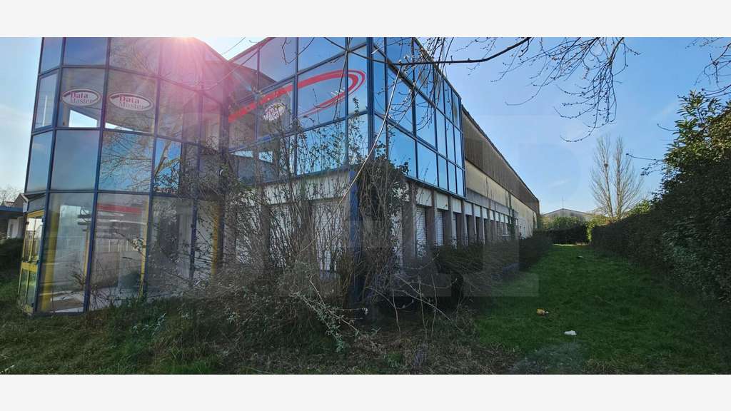 A louer bâtiment 3300m² Rennes ZI Route de Lorient