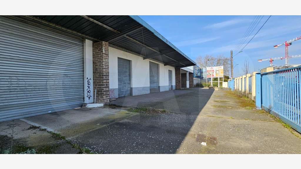 A louer bâtiment 3300m² Rennes ZI Route de Lorient
