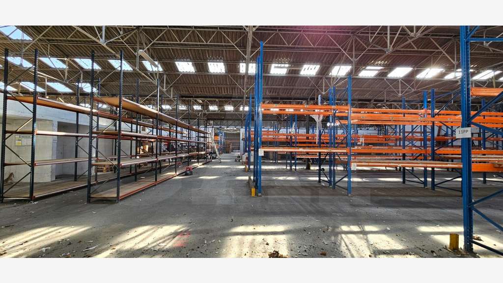 A louer bâtiment 3300m² Rennes ZI Route de Lorient