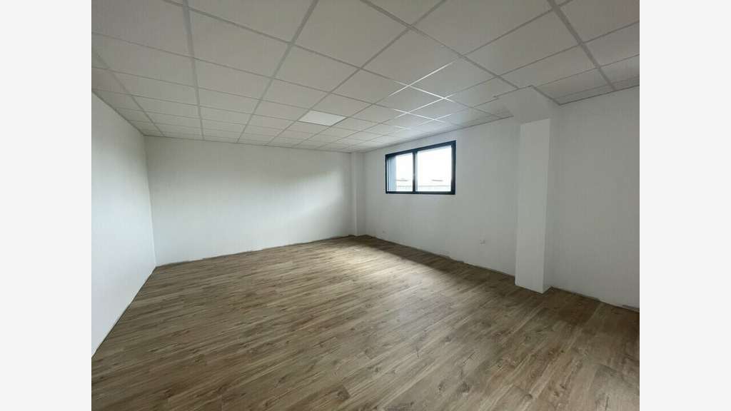 A louer local commercial de 495m² en zc à Lorient